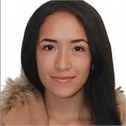 Profesora de ciencias sociales imparte clases a personas de todas las edades